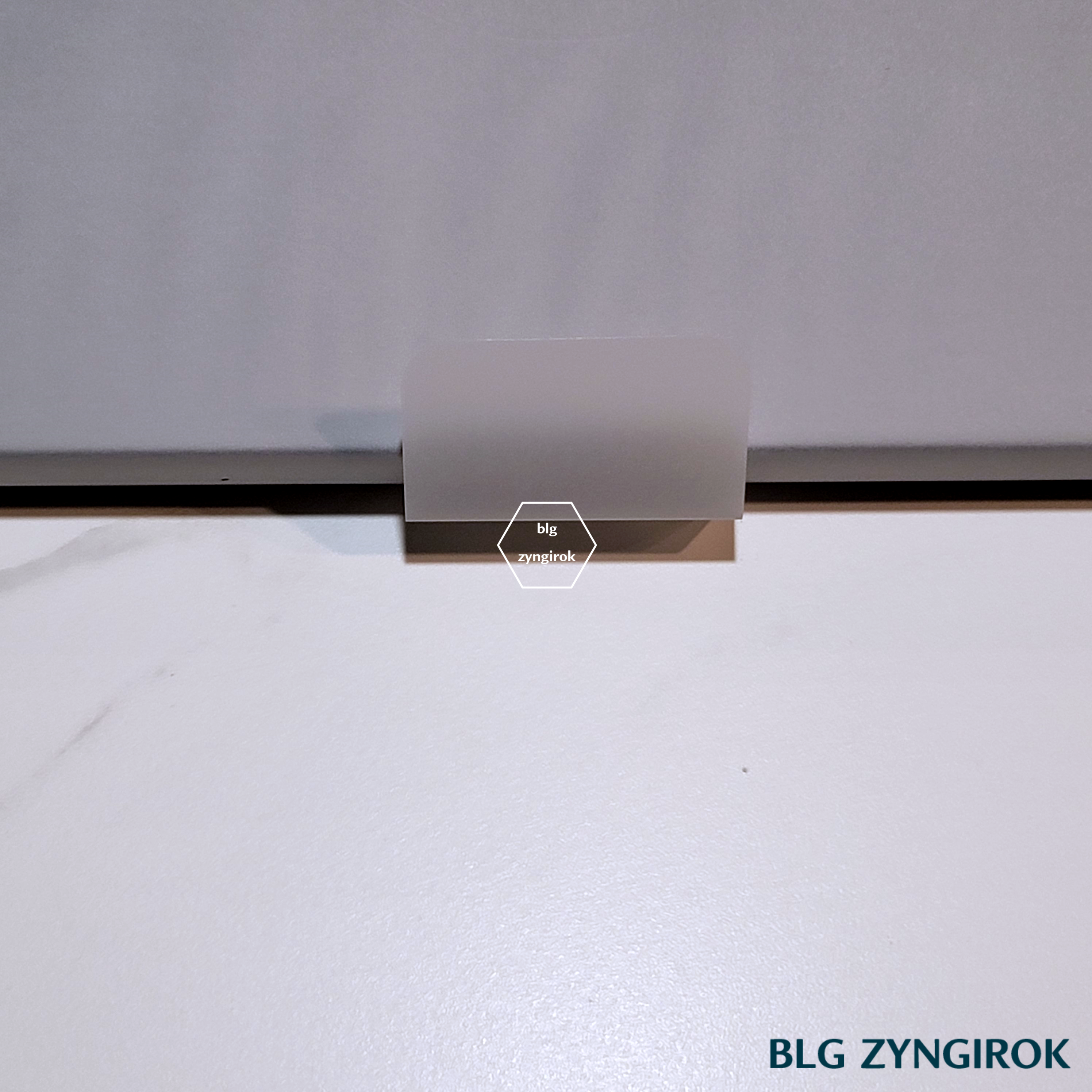 맥북-본체를-감싸고-있는-종이-포장