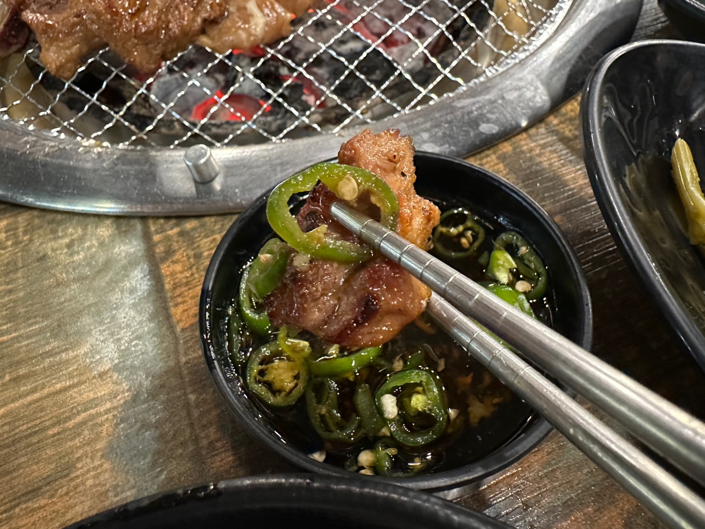 매운고추양념에 돼지갈비 찍어먹으면 꿀맛