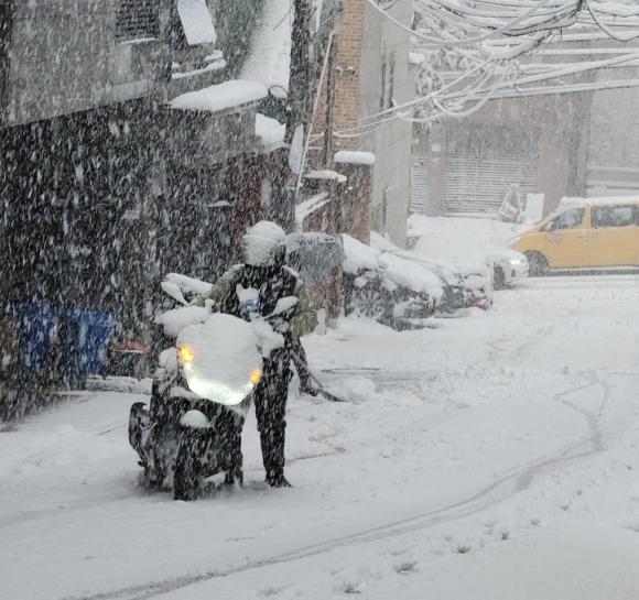 수도권 등 중부지방을 중심으로 연 이틀 폭설이 내리면서 배달기사(라이더)와 자영업자들도 고충을 토로하고 있다. 사진은 폭설 가운데 배달 중인 한 라이더의 모습. [사진=연합뉴스]