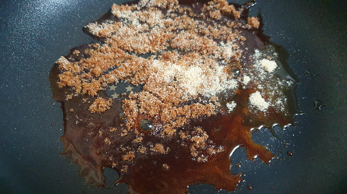 황설탕을 카라멜라이징 하는 모습