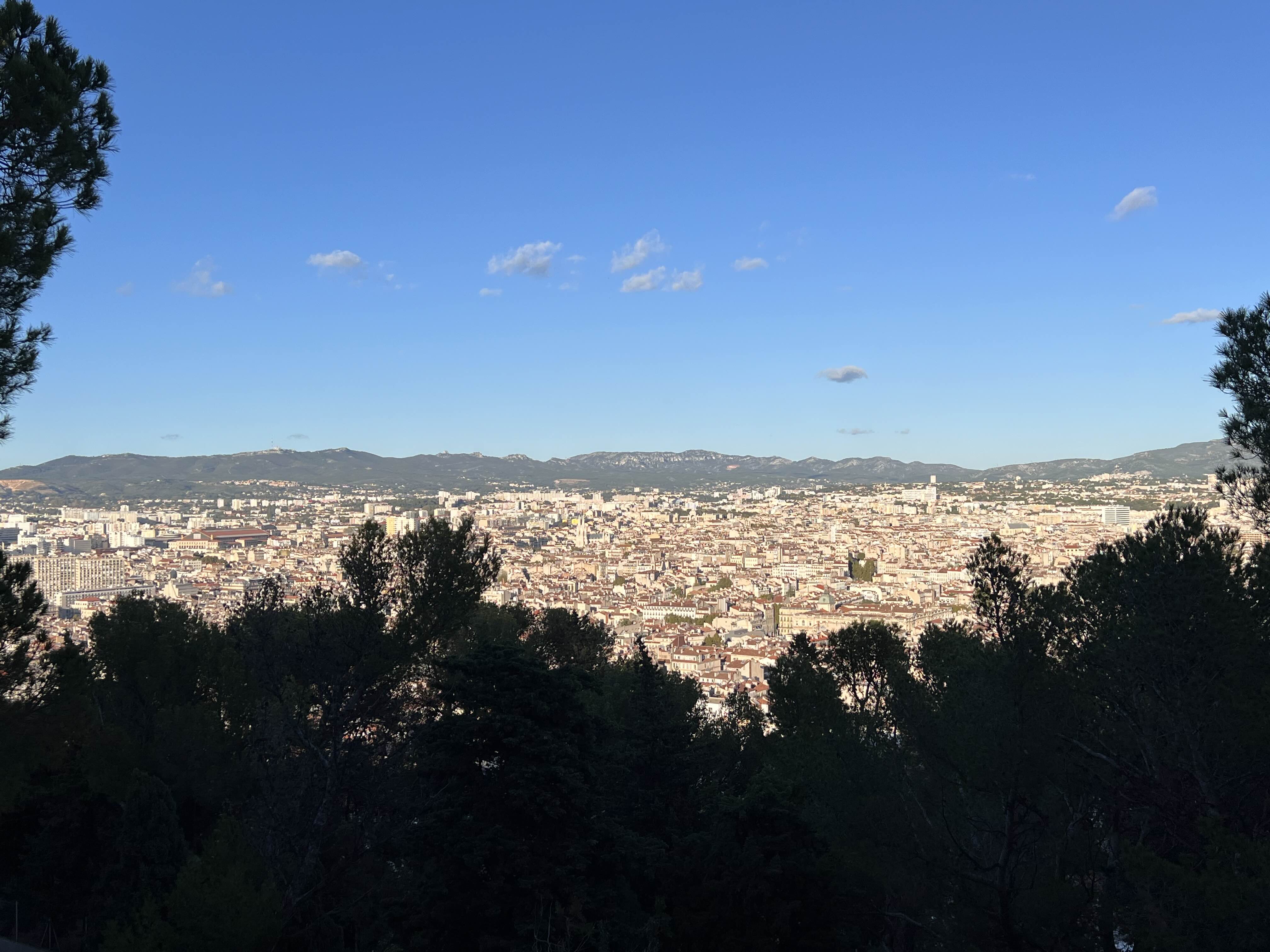 노트르담 성당에 오르는 길 산책로에서 바라본 마르세유