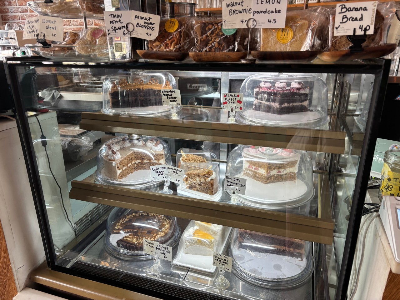 플랜트 내부에 진열된 빵들