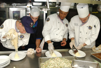 셰프들 요리하는 장면