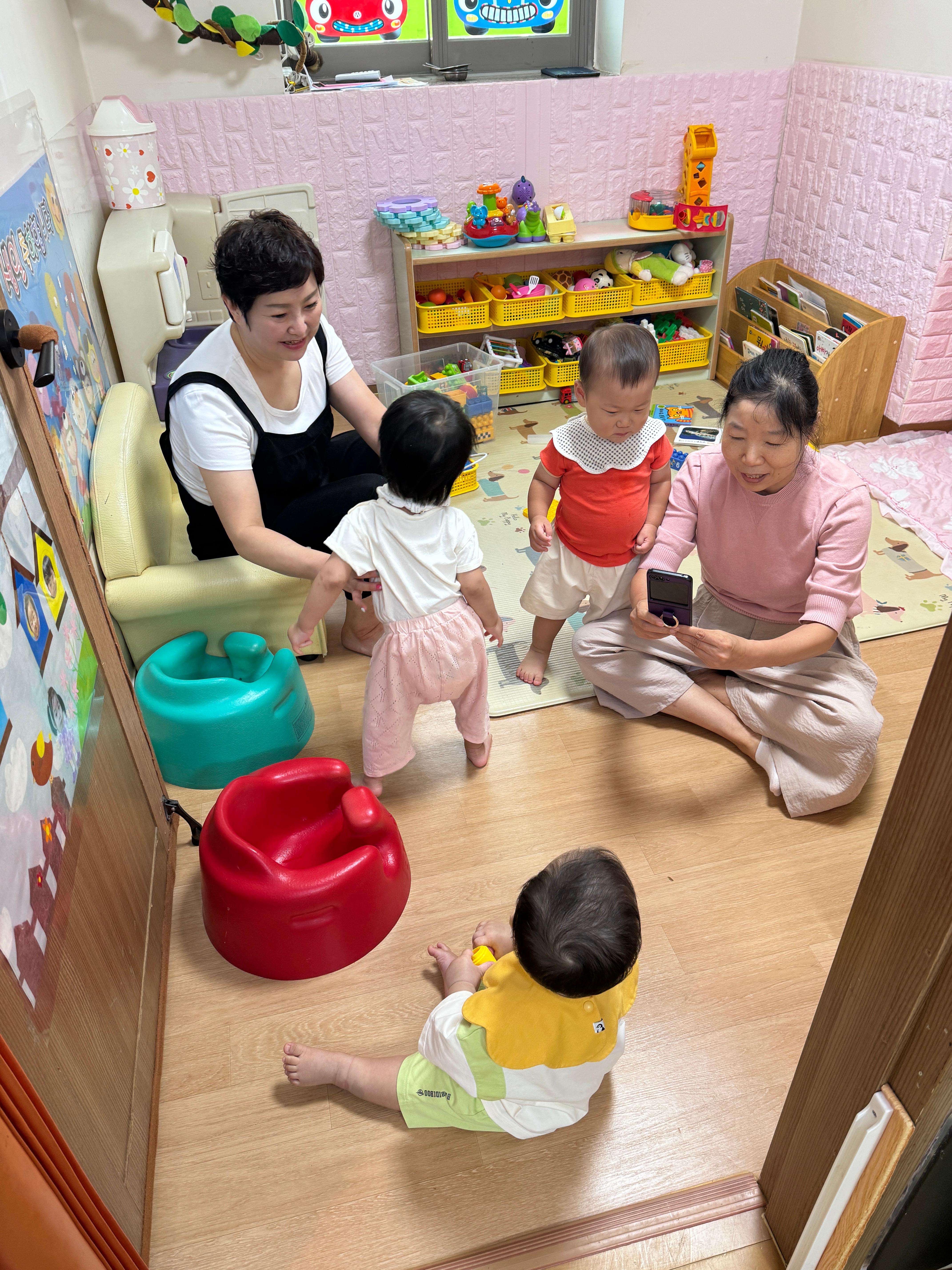 11개월 아기 첫 등원 날 교실에서 원장님, 선생님, 친구들이랑 노는 사진