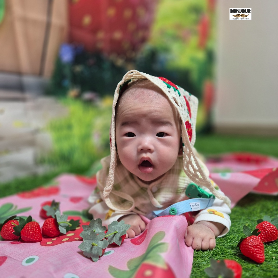 100일 된 아기 딸기집에서 촬영한 모습
