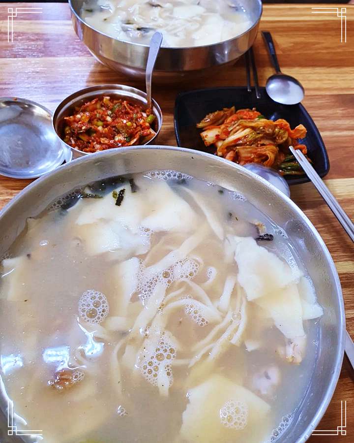 토요일은 밥이좋아 시흥 목감 해물칼국수 맛집 굴 바지락 오만둥이 육수 3대장 칼국수 수제비 칼제비 현지인 추천 토밥 좋아 방송정보