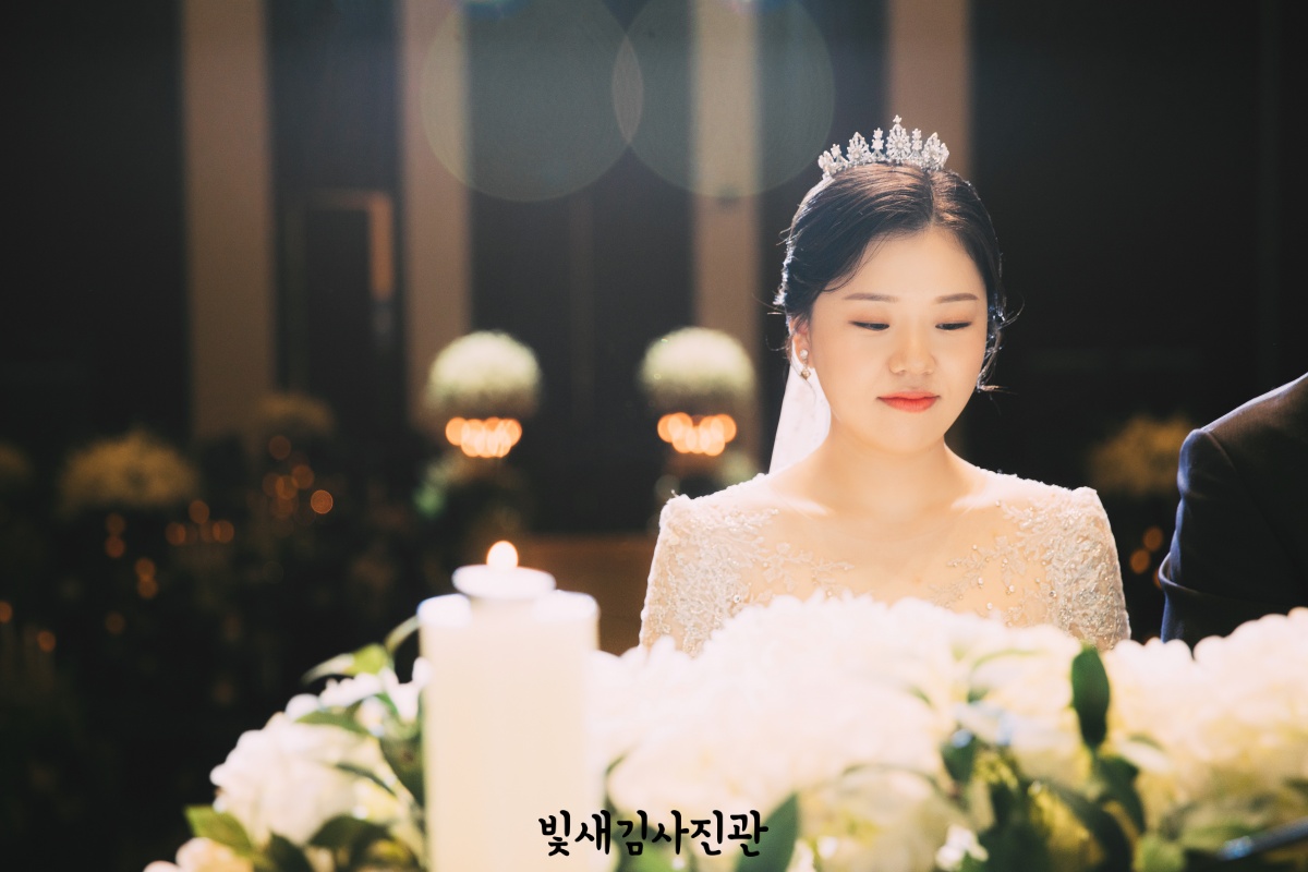 위더스 영등포 펠리체홀 본식스냅 신부 정면