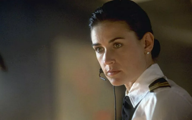 제복을 입고 어딘가를 쳐다보는 제인