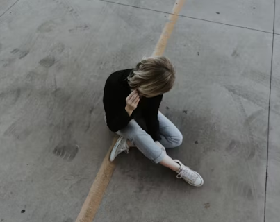 강박장애를 앓는 아동이 바닥에 쓰러져있는 모습