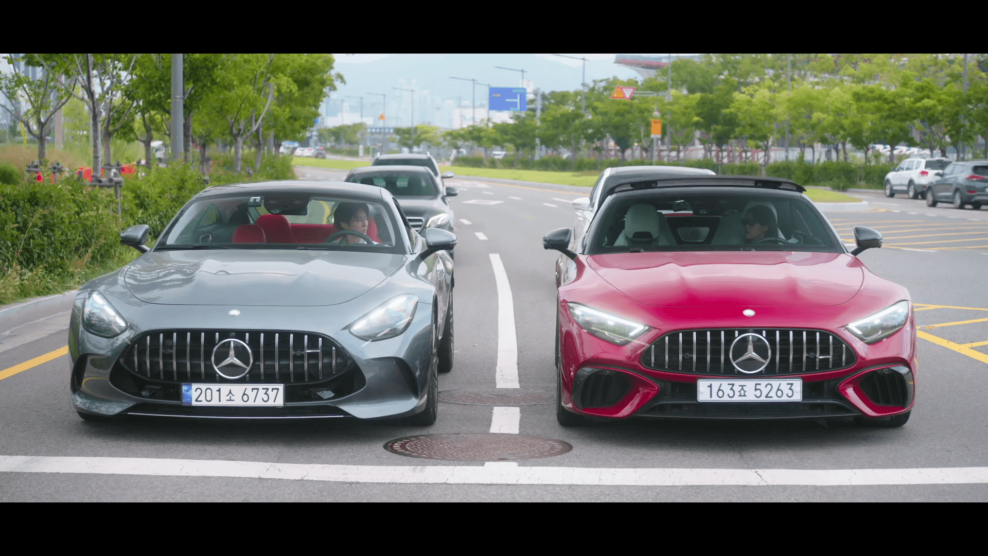 아이유-레드수트-메르세데스-벤츠-SL63-로드스터