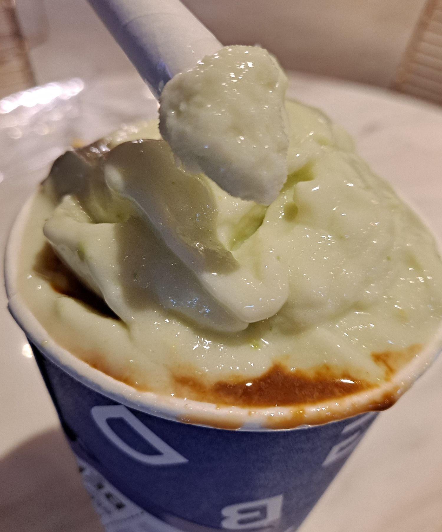 아보카도 들어보다