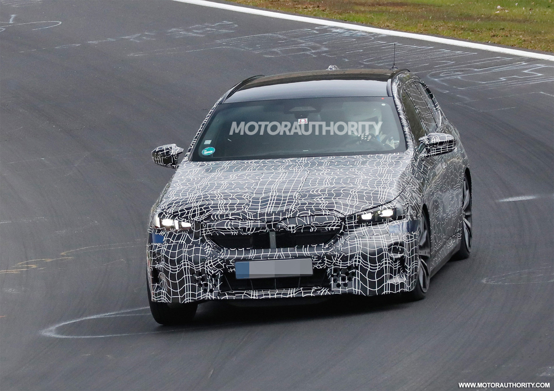 BMW가 최근 풀체인지로 거듭난 뉴 5시리즈와 전기세단 i5를 공개한 가운데&#44; 전기 왜건 버전인 &#39;i5 투어링&#39; 테스트카가 새롭게 포착됐다.