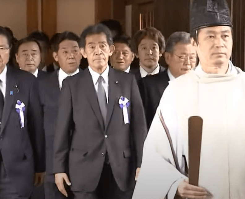 일본 총리와 정치인이 야스쿠니 신사 참배 중인 장면