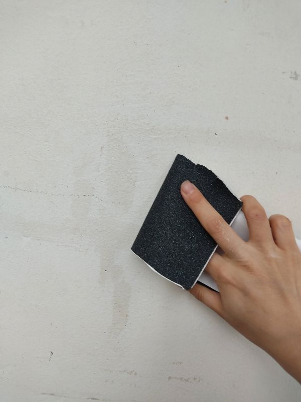 여기저기묻어있는 바니쉬를 사포로 갈아내는 사진