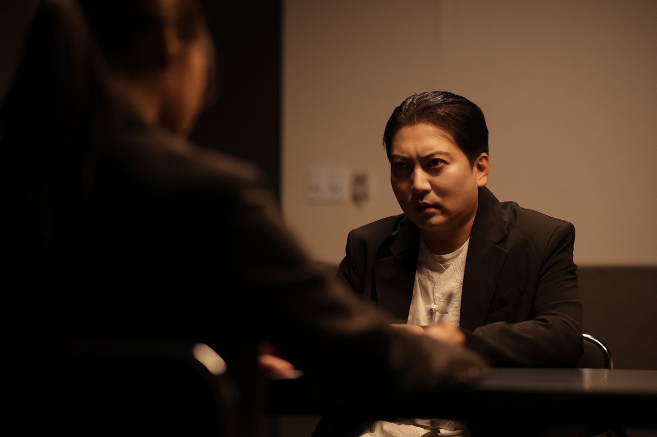 앞에 사람을 째려보는 박명훈 배우님