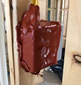 퍼티로 콘센트박스를 감싼 사진