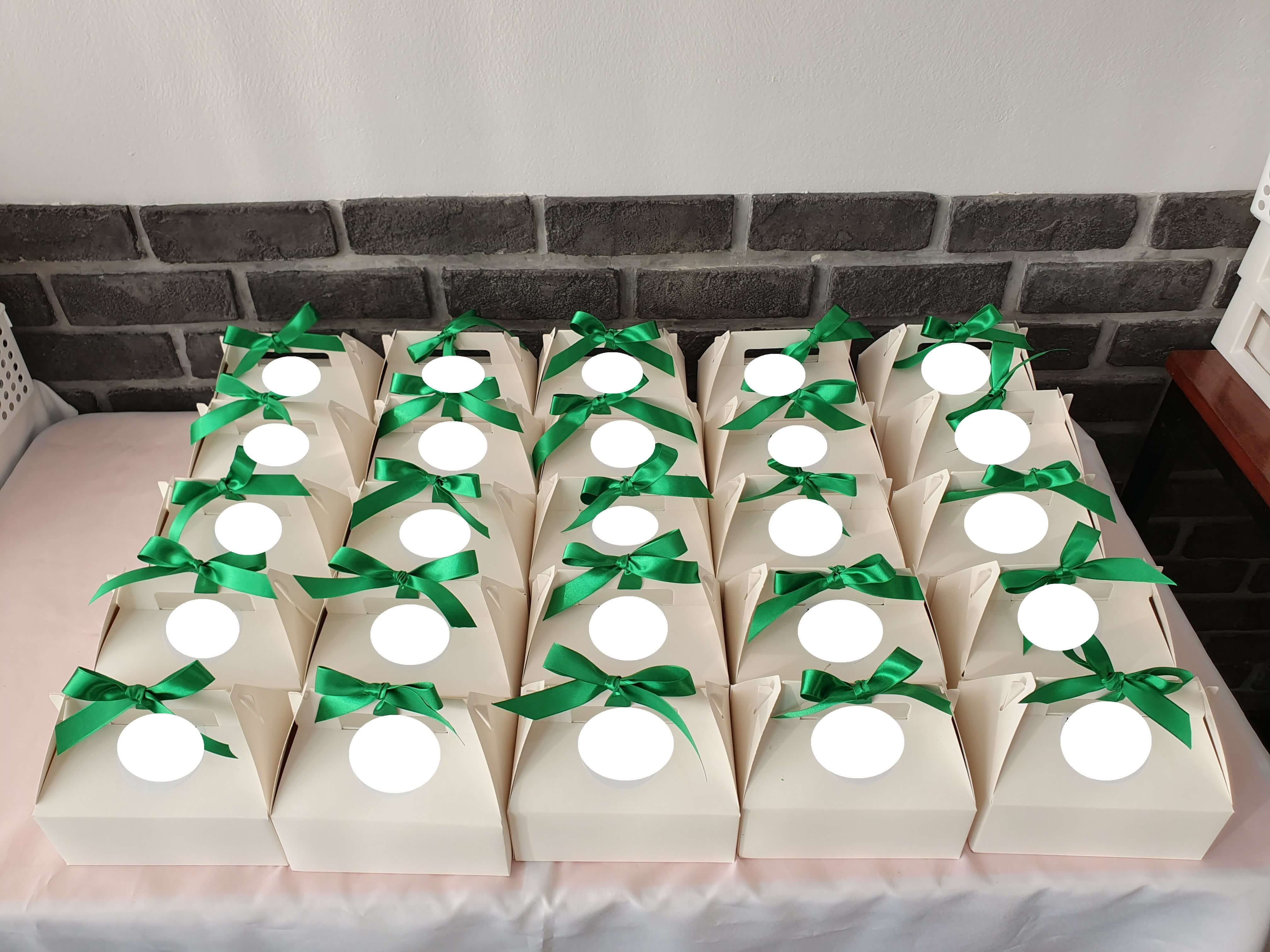 리본으로 마무리된 답례품상자들