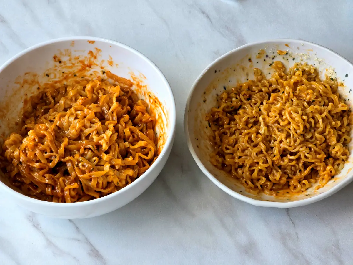 까르보불닭볶음면(좌)과 신라면툼바(우)