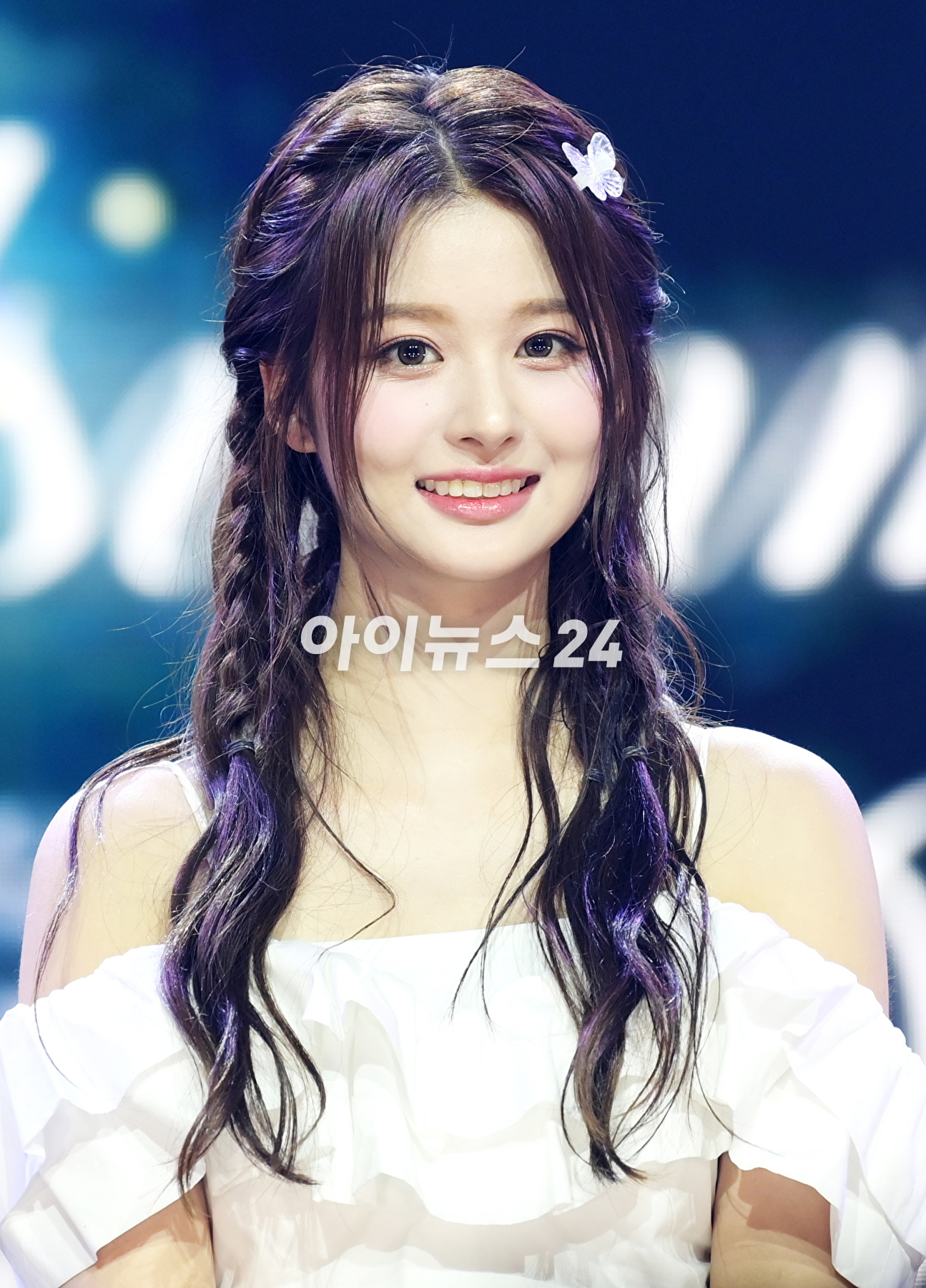 그룹 엔믹스 설윤이 11일 오후 서울 용산구 한남동 블루스퀘어에서 열린 엔믹스(NMIXX) 세 번째 싱글 앨범 &#39;어 미드서머 엔믹스 드림&#39;(A Midsummer NMIXX&#39;s Dream) 발매 기념 쇼케이스에서 타이틀곡 &#39;파티 어클락&#39; 무대를 선보이고 있다. [사진=정소희 기자]