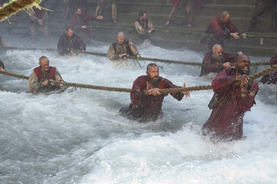 영화-레-미제라블-스틸컷-줄을-당기는-죄수들