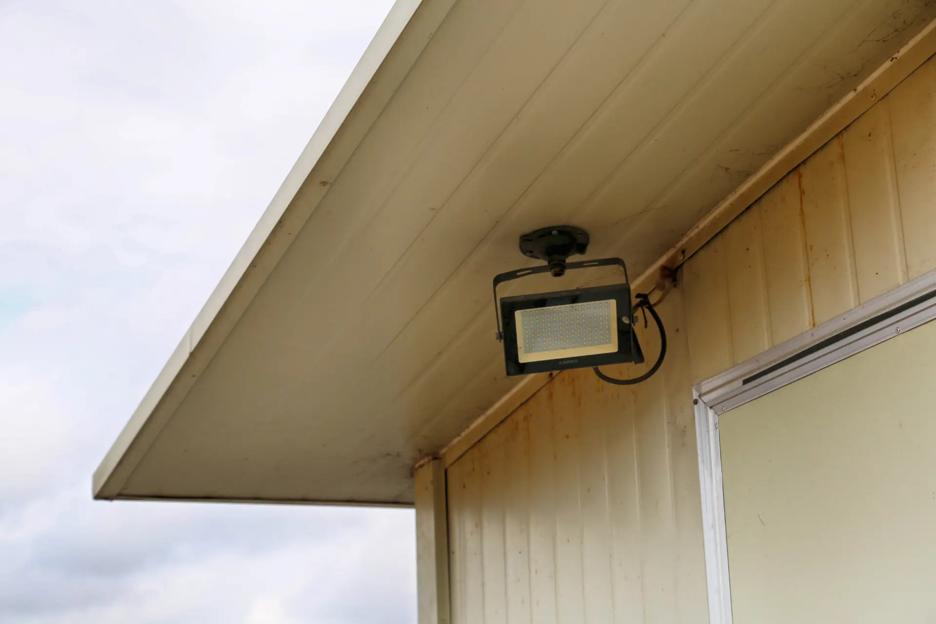 농막의 서치라이트