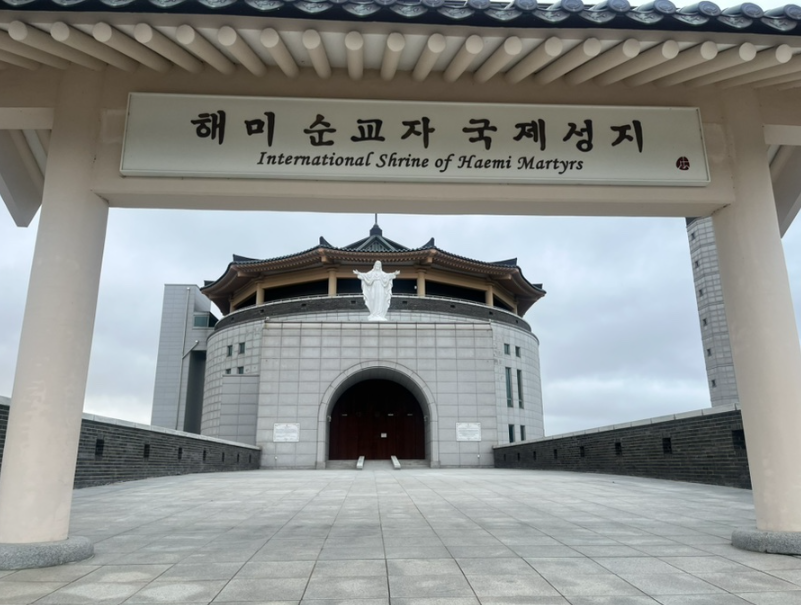 해미국제성지의 웅장한 모습과 성모마리아상