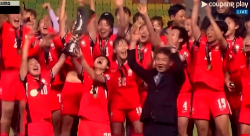 기쁨에 환호성치는 여자한국 축구대표팀 사진 이미지