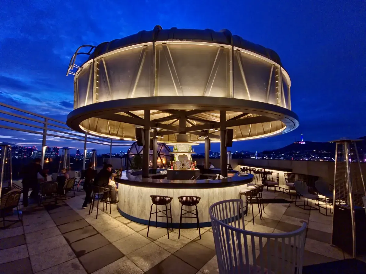 썸네일용 대표이미지(Featured Thumbnail Image): 프리빌리지 바 야외 테이블 야경