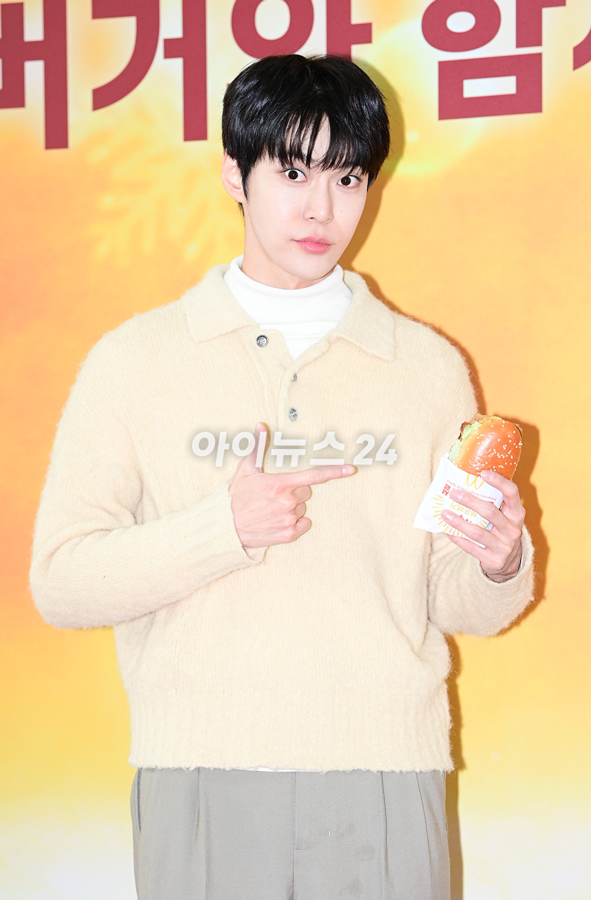 그룹 NCT 도영이 27일 오전 서울 상암동 인근에서 열린 맥도날드 포토 세션에 참석하고 있다. [사진=정소희 기자]