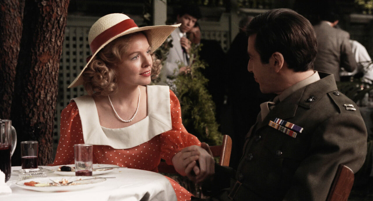 함께 손을 맞잡고 있는 마이클과 케이