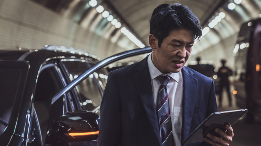 영화 히트맨 준을 쫓던 국정원 요원들이 죽은 모습을 보고 화가 난 형도