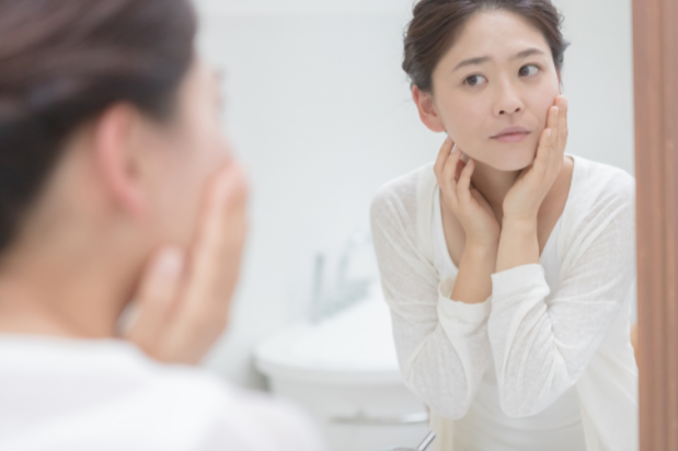 얼굴 붓기가 걱정스러운 여성