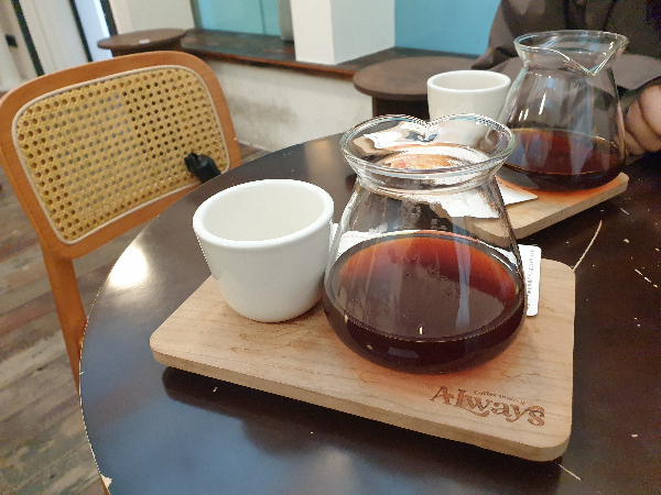 테이블 위에 올려진 컵과 서버 앞쪽이 운남