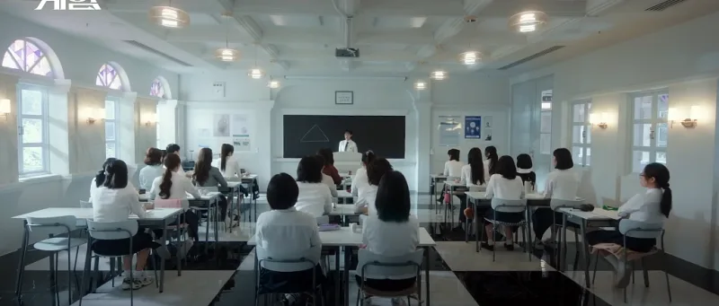 피라미드 게임에서 백린 여고 2학년 5반 교실