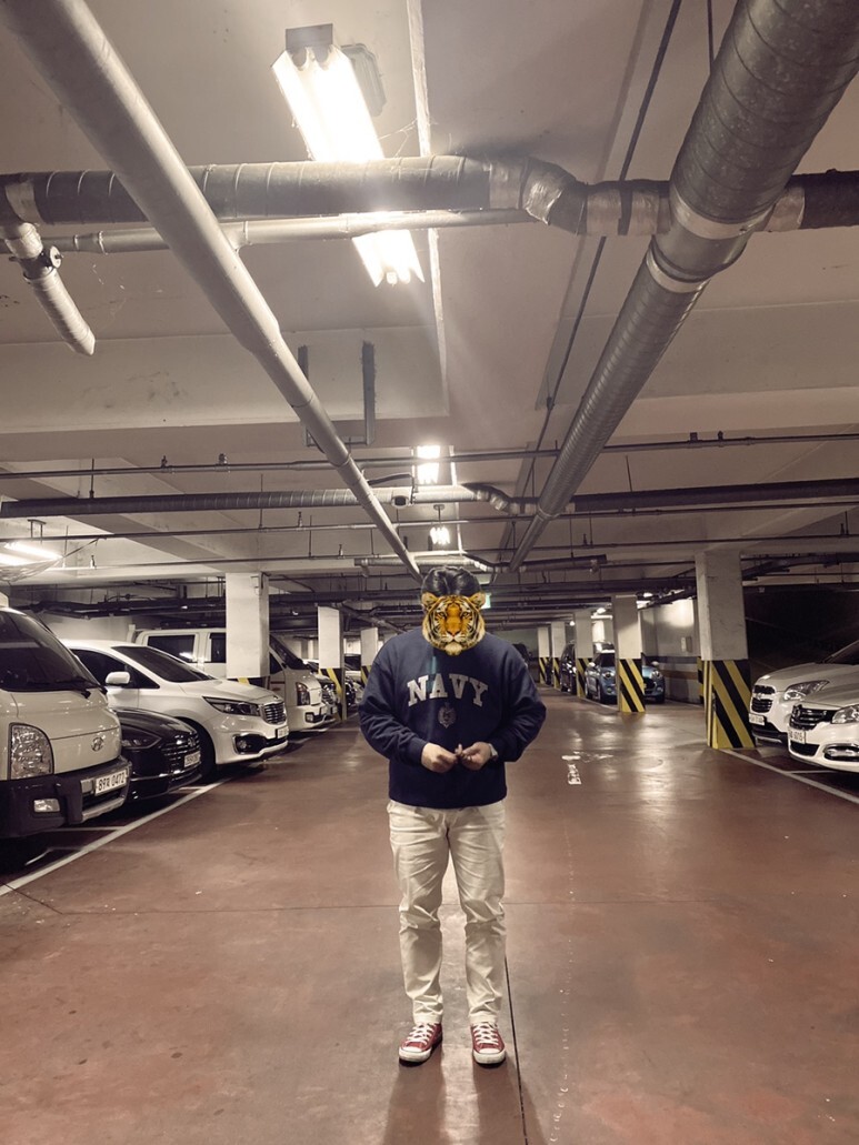데일리룩(오뭘입)_아웃스탠딩 맨투맨, 무신사스탠다드 치노팬츠, 컨버스 척테일러레드, 꿀조합스타일링, OOTD