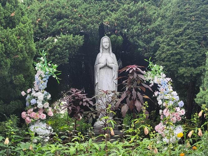 해방촌성당 성모동산