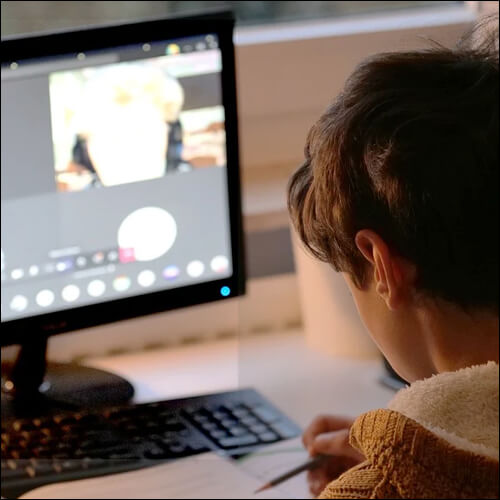 온라인으로 연결하여 시험보는 모습