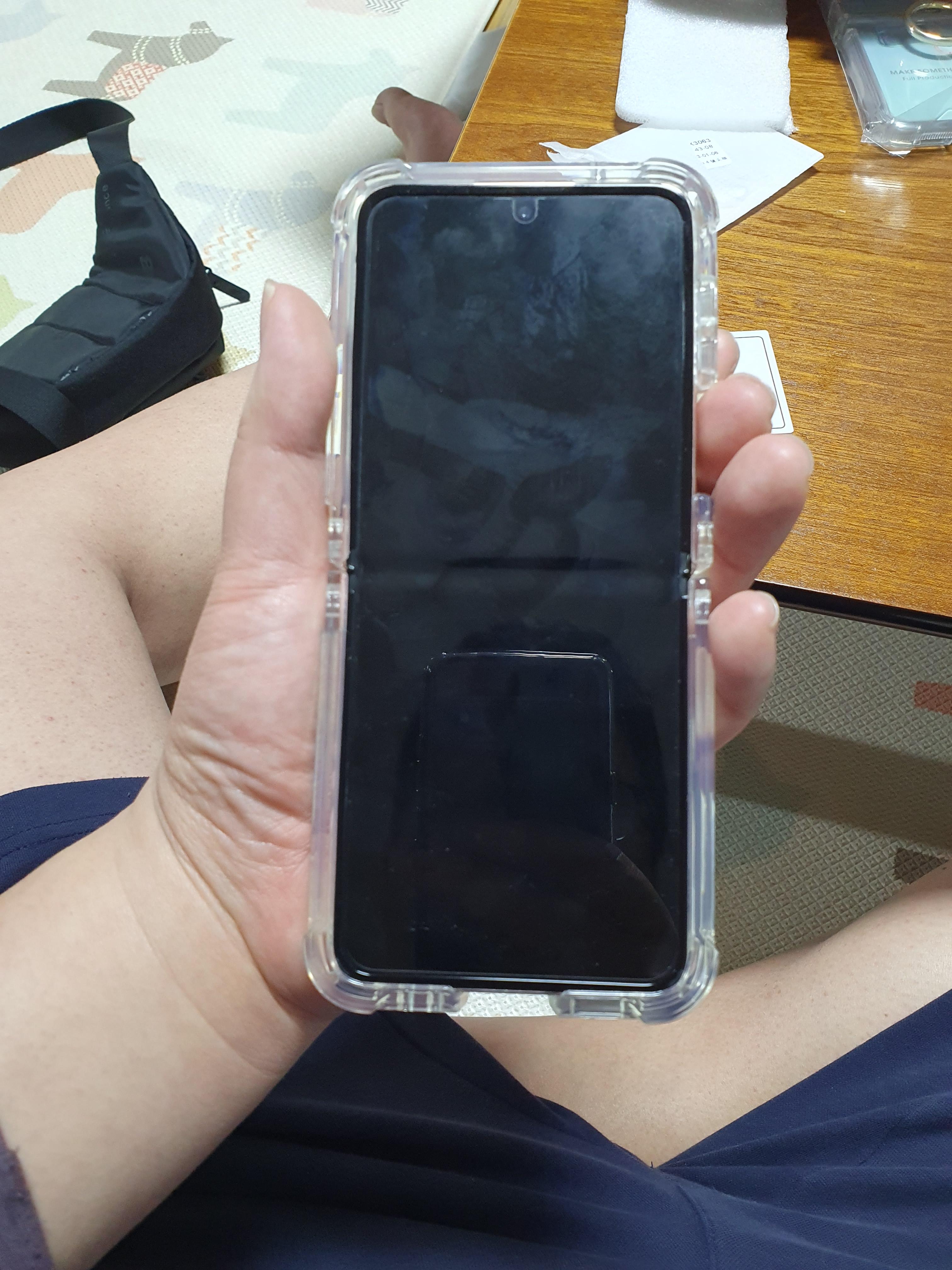 확실히 두꺼워져서 그립감을 헤치는 모습은 있습니다.