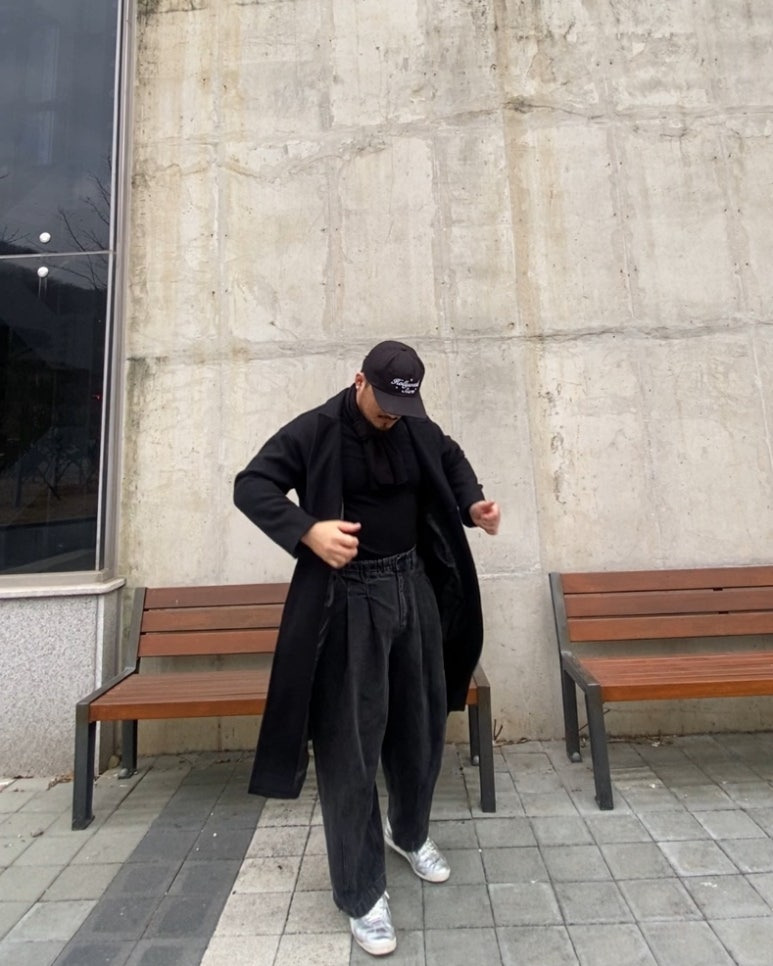 데일리룩('26.1.9.)에페 빈티지 할리우드 스타 볼캡, 아이라이크큐 빈티지 목도리 머플러, 시그니처 울 롱코트, 무신사스탠다드 벌룬 팬츠, 아식스 오니츠카타이거 멕시코66 실버