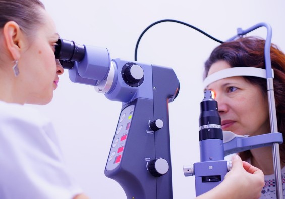 노안과 백내장의 차이점 : 원인, 증상, 치료방법 비교