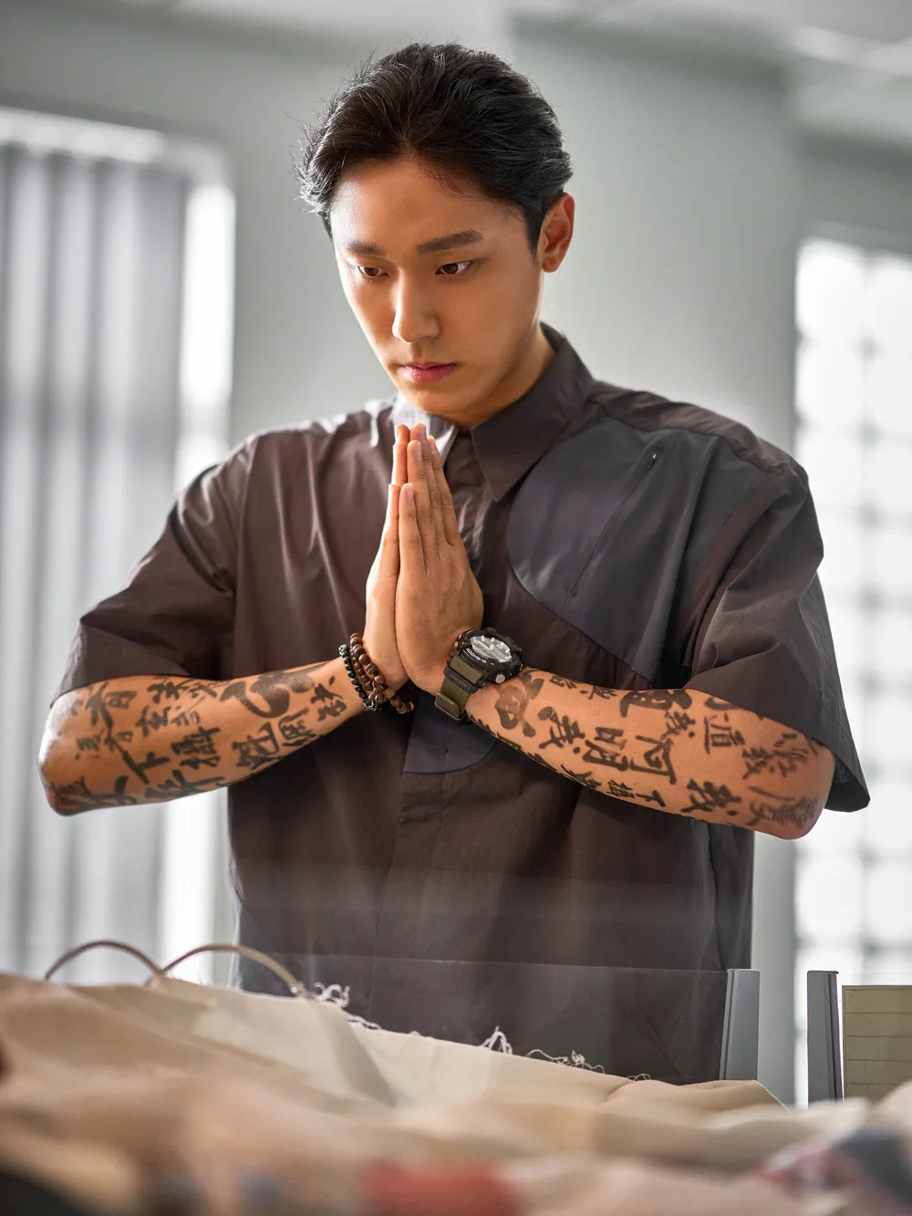 개봉작 파묘 후기 줄거리 등장인물 관람평
영화 파묘 윤봉길 이도현
영화 파묘 속 법사, 신비로운 존재감의 봉길 배우 이도현