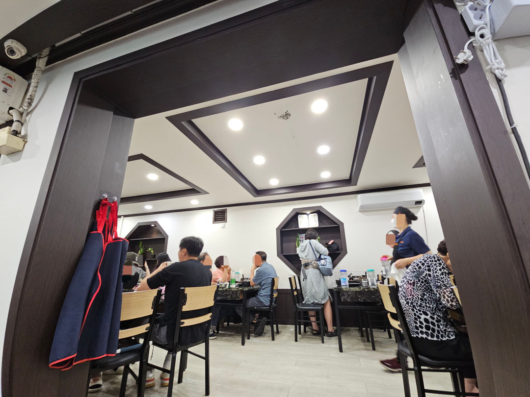 유치회관 매장 내부