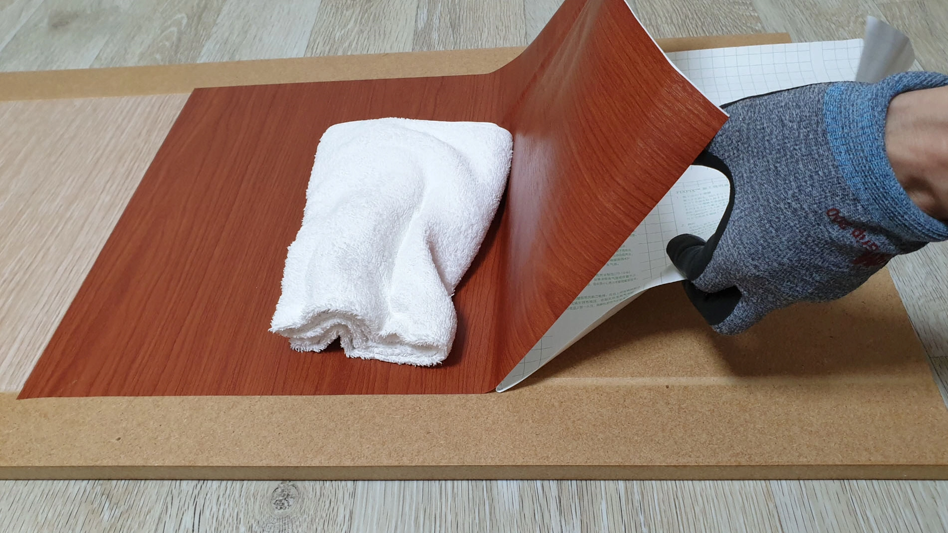 시트지 붙이는 모습