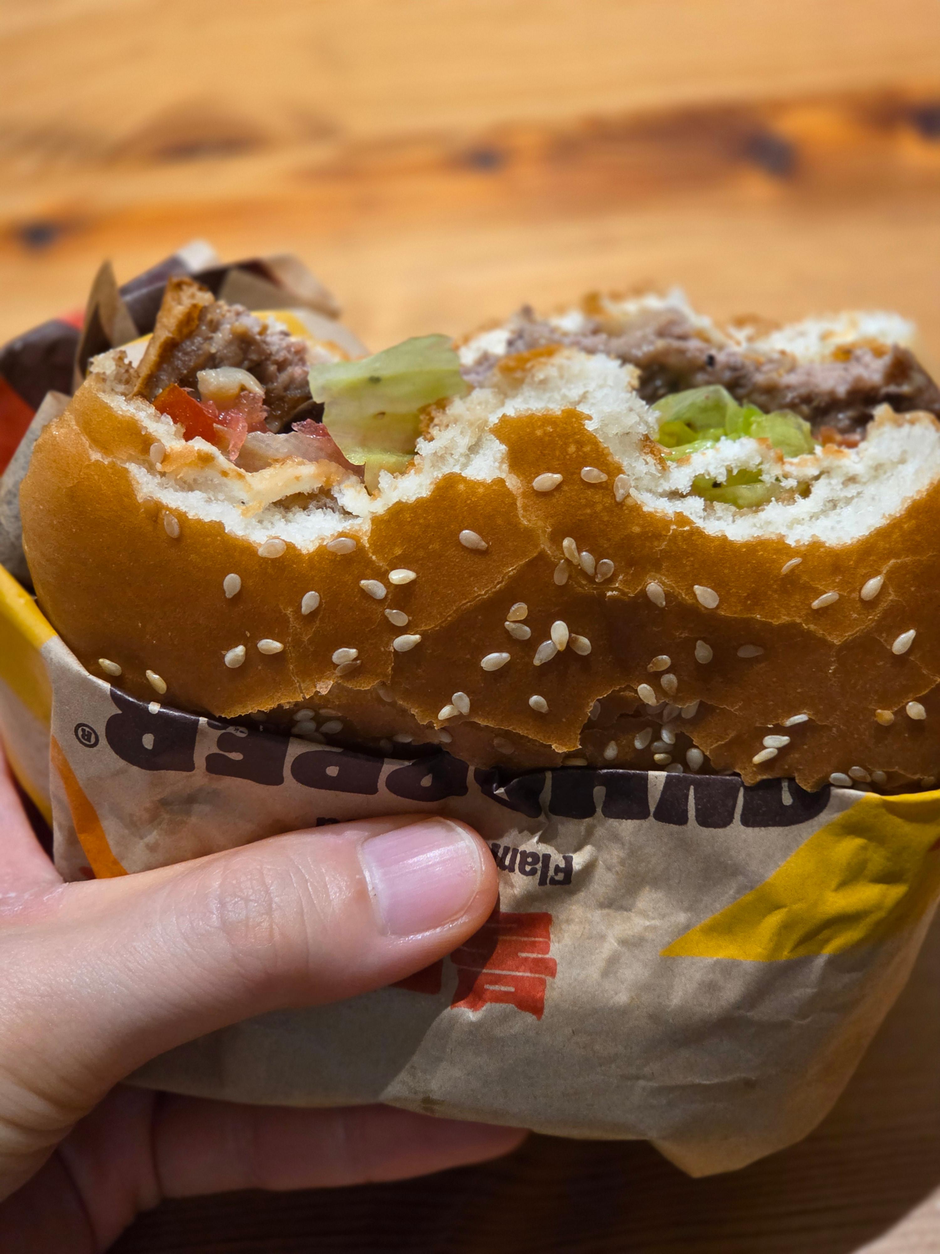 버거킹 트러플 머쉬룸 와퍼 포장 상태를 담은 사진으로 종이 포장지에 담긴 버거 모습