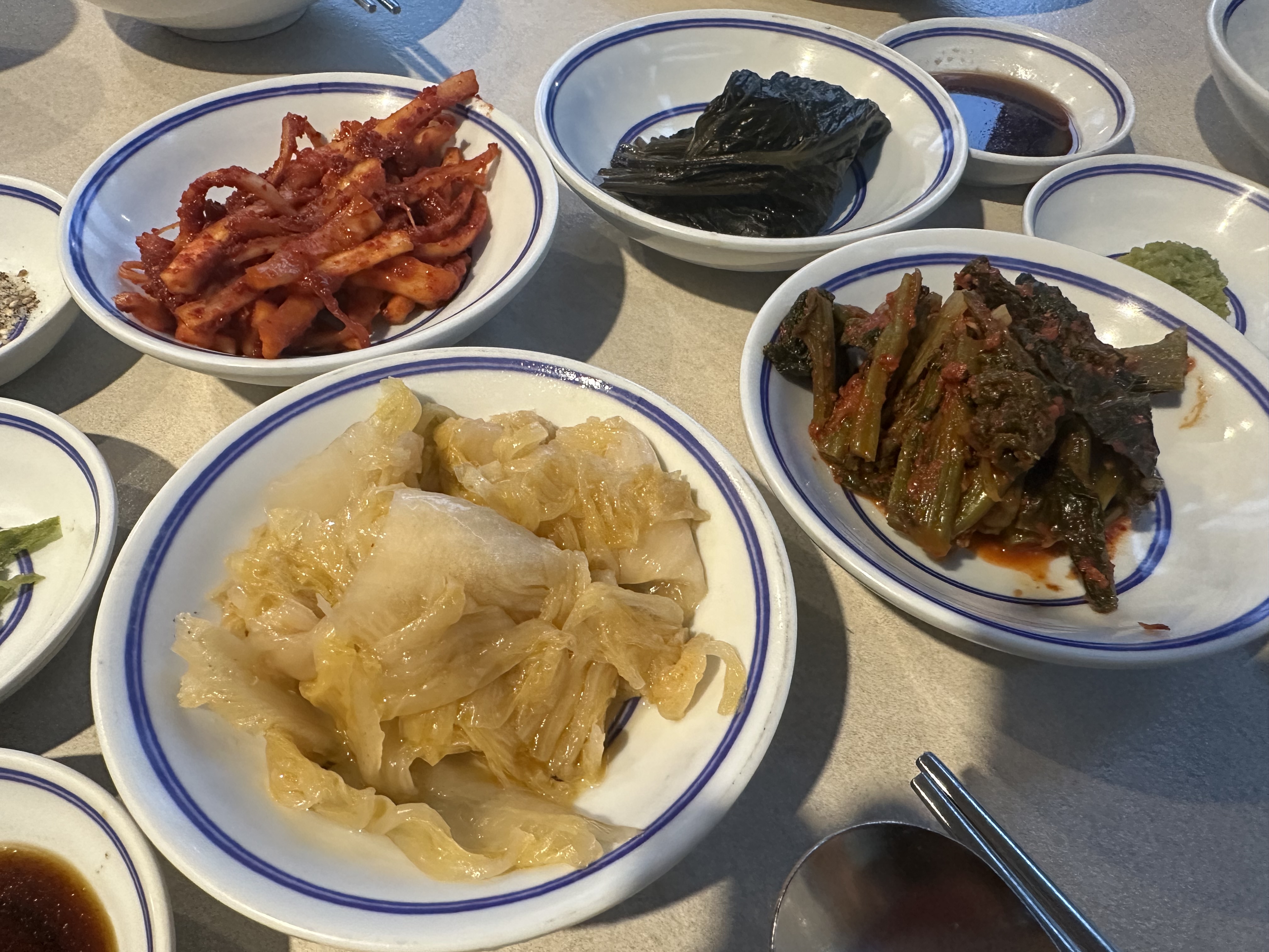 서울 용산 삼각지 장어 맛집 돌판장 추천(돌판에 굽는 자연산 바다장어, 장어 소금구이, 장어 양념구이, 장어구이 1인분 25,000원, 독특한 장어 초밥, 직원 친절, 내부 인테리어 예쁨, 가게 청결, 2층 구조, 용산 회식장소 추천)