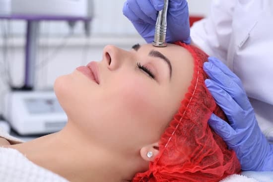 브이라인 리프팅 : 날렵한 턱선과 슬림한 얼굴을 위한 비수술 솔루션