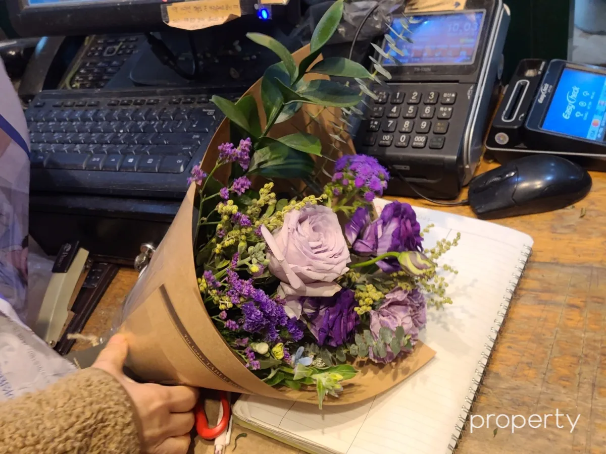 내가-예약한꽃다발-컴퓨터키보드-앞에-보라색꽃이많은-미니꽃다발