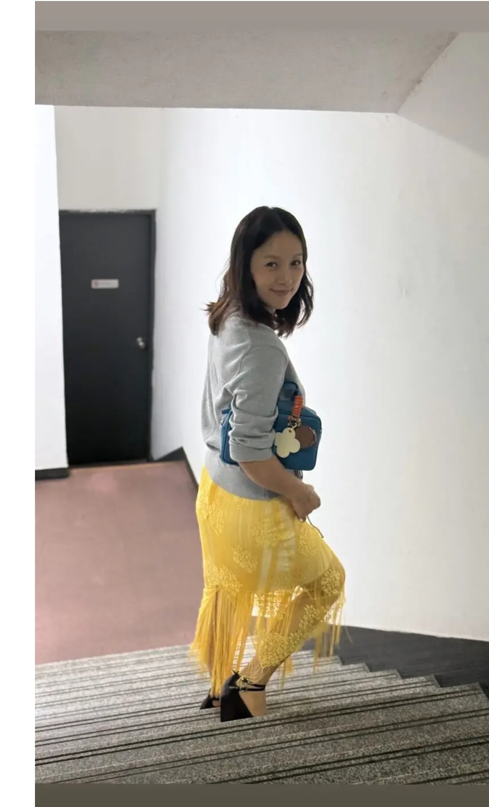 비비드한 컬러로 포인트를 준 스타일