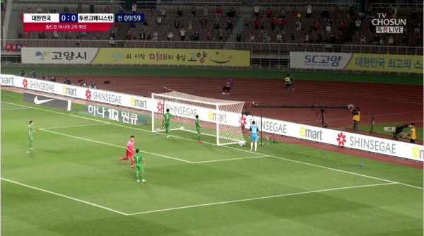 2026 북중미 월드컵 중계 보는 법 총정리｜TV&middot;모바일&middot;무료 시청 방법까지 전 세계 축구 팬들이 기다리는 2026 FIFA 북중미 월드컵이 드디어 다가오고 있습니다. 대한민국 축구 국가대표팀 역시 본선 무대를 밟게 되면서 국내 팬들의 관심도 뜨거워지고 있는데요. 하지만 막상 월드컵이 시작되면 &amp;quot;어디서 중계를 보지?&amp;quot; &amp;quot;무료로 볼 수 있을까?&amp;quot; &amp;quot;휴대폰으로 시청할 수 있나?&amp;quot; 라는 궁금증이 생기기 마련입니다. 오늘은 2026 월드컵 중계를 가장 편하게 보는 방법을 정리해보겠습니다. 2026 월드컵은 언제 열릴까? 2026 FIFA 북중미 월드컵은 개막일 : 2026년 6월 11일 결승전 : 2026년 7월 19일 까지 진행됩니다. 이번 대회는 미국&amp;#44; 캐나다&amp;#44; 멕시코가 공동 개최하며&amp;#44; 사상 처음으로 48개국이 참가하는 월드컵으로 열립니다. 국내 TV 중계는 어디서 볼 수 있을까? 아직 FIFA와 국내 방송사의 최종 중계권 계약이 모두 공개되지는 않았지만&amp;#44; 역대 월드컵 사례를 보면 다음 방송사들이 중계를 맡을 가능성이 높습니다. 예상 중계 방송사 KBS MBC SBS 2022 카타르 월드컵 역시 지상파 3사가 공동 중계를 진행했습니다. 따라서 TV만 있다면 별도의 추가 비용 없이 월드컵을 시청할 수 있을 가능성이 큽니다. 스마트폰으로 보는 방법 요즘은 TV보다 모바일 시청을 선호하는 팬들도 많습니다. 월드컵 모바일 중계는 보통 다음 플랫폼을 통해 제공됩니다. 모바일 시청 플랫폼 방송사 공식 앱 OTT 서비스 스포츠 중계 앱 특히 대한민국 경기의 경우 실시간 채팅과 하이라이트 기능까지 제공되는 경우가 많습니다. 출퇴근길이나 여행 중에도 편하게 응원할 수 있다는 장점이 있습니다. OTT로 월드컵 보기 최근 스포츠 중계의 중심은 OTT로 이동하고 있습니다. 국내에서는 다음과 같은 플랫폼들이 후보로 거론됩니다. OTT 중계 가능 플랫폼 웨이브(Wavve) 쿠팡플레이 티빙(TVING) 다만 중계권 계약에 따라 실제 제공 여부는 달라질 수 있으므로 대회 개막 전 반드시 확인하는 것이 좋습니다. 무료 시청도 가능할까? 네&amp;#44; 가능합니다. 지상파 방송이 중계를 맡는다면 누구나 무료로 시청할 수 있습니다. 무료 시청 방법 TV 지상파 방송 방송사 공식 홈페이지 방송사 모바일 앱 별도의 유료 가입 없이도 대한민국 대표팀 경기를 응원할 수 있는 셈입니다. 해외에서 월드컵 보는 방법 해외 거주 중인 경우에는 국가별 공식 중계 플랫폼을 이용하면 됩니다. 대표적인 해외 중계사는 다음과 같습니다. 해외 주요 중계사 미국 : FOX Sports 영국 : BBC&amp;#44; ITV 일본 : NHK&amp;#44; TV Asahi 거주 국가에 따라 중계 채널이 달라질 수 있으니 사전에 확인하는 것이 중요합니다. 대한민국 경기 알림 설정하는 법 월드컵은 대부분 새벽 시간대에 열릴 가능성이 높습니다. 놓치지 않기 위해서는 알림 설정을 추천합니다. 알림 설정 방법 스마트폰 캘린더 등록 스포츠 앱 알림 설정 포털 경기 일정 구독 특히 대한민국 경기만 따로 등록해두면 편리하게 응원할 수 있습니다. 월드컵을 더 재미있게 즐기는 팁 월드컵은 혼자 보는 것도 좋지만 함께 즐길 때 더욱 재미있습니다. 추천 방법은 다음과 같습니다. 가족과 함께 TV 시청 친구들과 응원 모임 치킨과 야식 준비 거리응원 참여 응원 유니폼 착용 특히 대한민국 대표팀 경기 날에는 전국 곳곳에서 뜨거운 응원 열기를 느낄 수 있을 것으로 기대됩니다. 마무리 2026 북중미 월드컵은 역대 최대 규모로 펼쳐지는 만큼 중계 방식도 더욱 다양해질 전망입니다. TV&amp;#44; 모바일&amp;#44; OTT 등 자신의 생활 패턴에 맞는 방법을 미리 준비해두면 대한민국 대표팀의 소중한 순간을 놓치지 않고 함께할 수 있습니다. 손흥민과 태극전사들이 만들어갈 새로운 월드컵의 역사를&amp;#44; 가장 편한 방법으로 즐겨보시기 바랍니다. SEO 키워드 월드컵 중계 보는 법&amp;#44; 2026 월드컵 중계&amp;#44; 월드컵 무료 시청&amp;#44; 대한민국 축구 중계&amp;#44; 월드컵 OTT&amp;#44; 월드컵 모바일 시청&amp;#44; 월드컵 TV 중계&amp;#44; 북중미 월드컵 중계&amp;#44; 손흥민 경기 중계&amp;#44; 월드컵 시청 방법