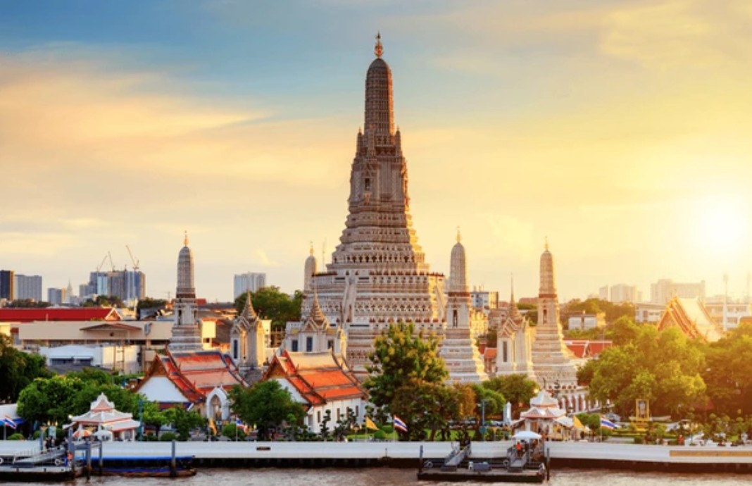 왓 아룬(Wat Arun) 사원과 짜오프라야 강 뷰